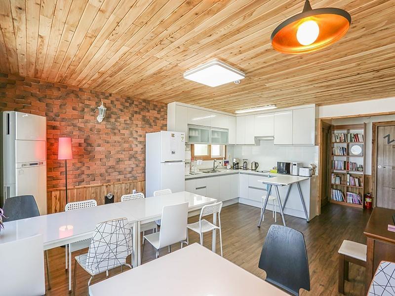Be Road House Hotel Чеджу Екстериор снимка