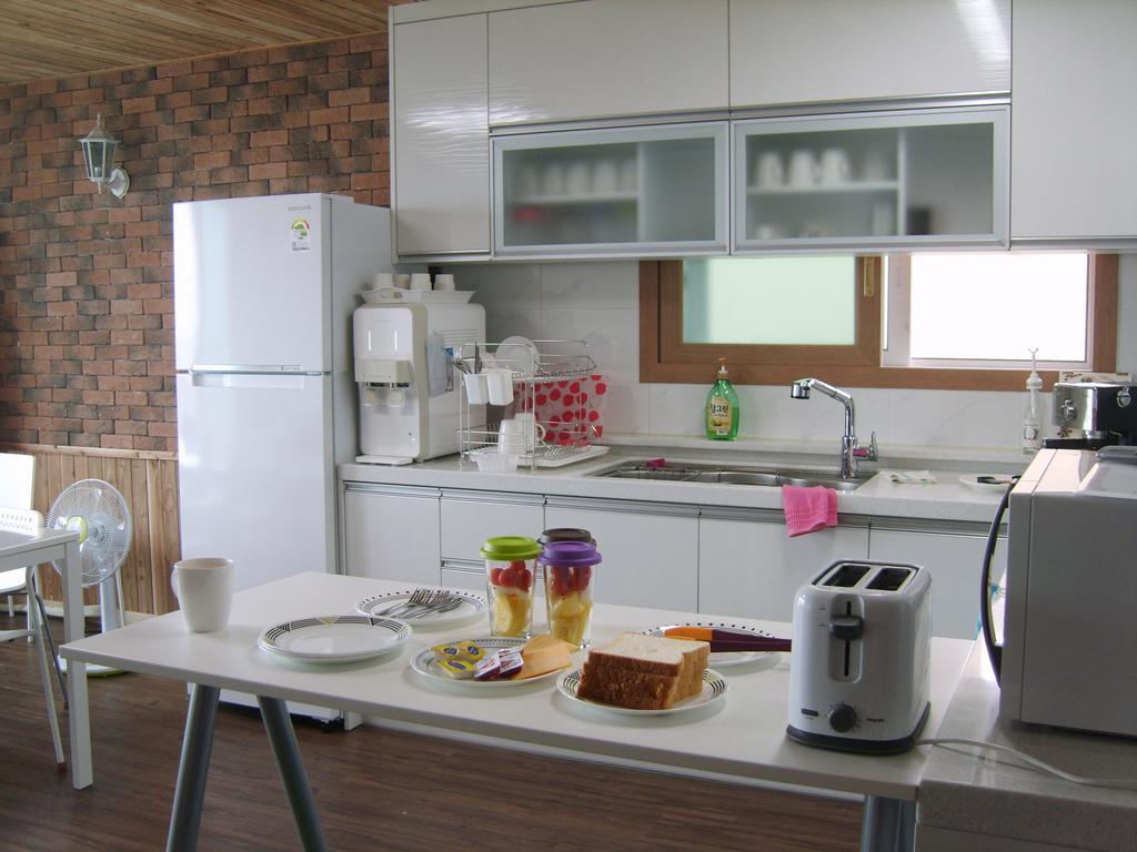 Be Road House Hotel Чеджу Екстериор снимка